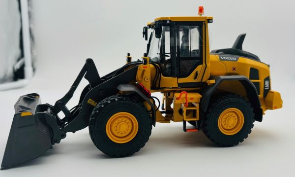 ADF3200120 - Pala VOLVO L60H - Pneumatici Michelin - 1