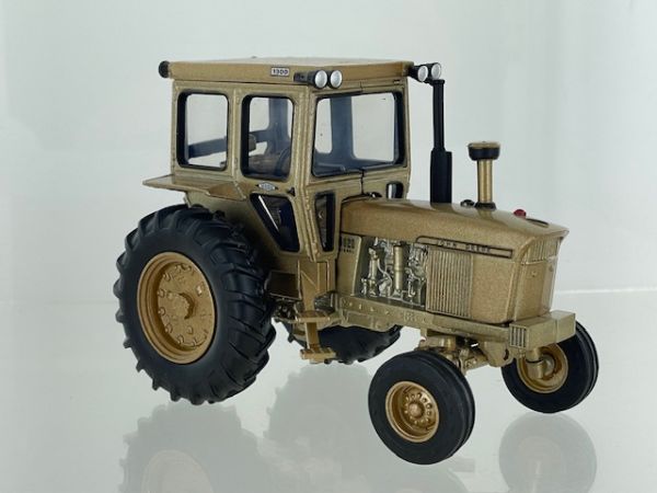 BRI43381GOLD - JOHN DEERE 4020 2wd con cabina Hiniker Gold - Edizione limitata a 250 pezzi. - 1