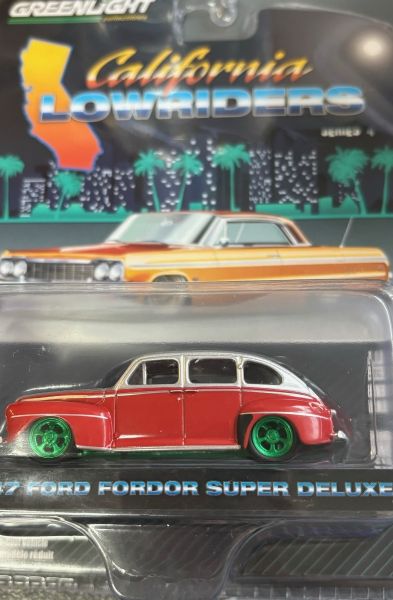 GREEN63050-AVERT - FORD Fordor Super deluxe 1947 rossa con ruote verdi della serie CALIFORNIA LOWRIDERS in blister - 1