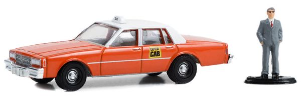 GREEN97150-B - CHEVROLET Impala Capitol cab taxi 1981 arancione con uomo in giacca e cravatta della serie THE HOBBY SHOP in blister - 1