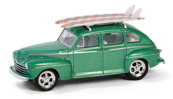 GREEN97160-A - FORD Fordor Super Deluxe con tavole da surf 1946 verde dalla serie THE HOBBY SHOP in confezione blisterata - 1