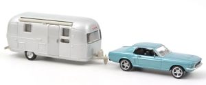 NOREV270582 - 1968 FORD Mustang blu metallizzato con caravan Airstream Jet