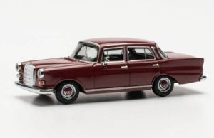 HER420457-002 - MERCEDES 200 fintail rosso vino