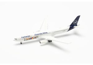 HER537216 - AIRBUS A330-300 Lufthansa Fanhansa - Vince la diversità