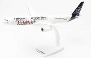 HER613897 - AIRBUS A330-300 Lufthansa Fanhansa - Vince la diversità