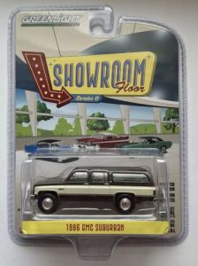 GREEN68060-E - GMC Suburban 1986 marrone e beige della serie SHOWROOM FLOOR in blister