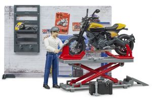 BRU62102 - Meccanico con moto DUCATI Scrambler e accessori