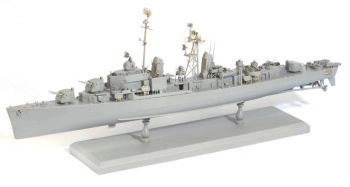 DRA1046 - Cacciatorpediniere USS Chevalier DD-805 Classe Gearing 1945 da assemblare e dipingere