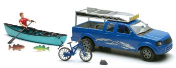 NEW37385C - Scatola con un Pick-up blu; un personaggio; una barca e accessori Scala: 1/18