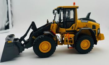 ADF3200120 - Pala VOLVO L60H - Pneumatici Michelin