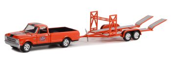 GREEN32260-B - CHEVROLET C-10 STP 1968 con rimorchio per auto della serie HITCH & TOW in blister