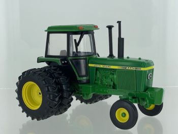 BRI43380 - JOHN DEERE 4440 2wd ruote posteriori gemellate - Edizione limitata a 2500 pezzi.