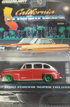 GREEN63050-AVERT - FORD Fordor Super deluxe 1947 rossa con ruote verdi della serie CALIFORNIA LOWRIDERS in blister