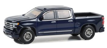 GREEN68040-A - CHEVROLET Silverado High Country 2023 Blue z serii SHOWROOM FLOOR w opakowaniu typu blister